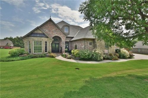 7902 Cardinal Ridge Dr, Edmond, OK 73034-9443