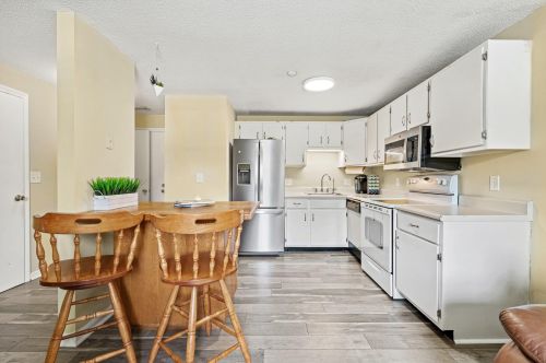 407 Elmwood Dr, Hudson NH  03051-3242 exterior