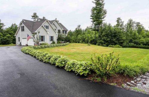 39 Rolling Hill Dr, Weare, NH 03281-5558