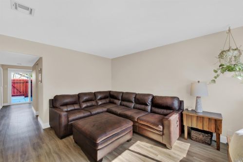 369 Eldridge Ave, Vacaville, CA 95688-2603