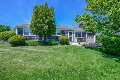 3 Kent Rd, Middletown, RI 02842-5939