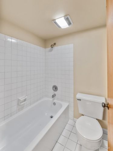 1276 Clare Ct, Carol Stream IL  60188-6011 exterior