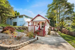 1245 Orchard St, Seattle, WA 98106-1943