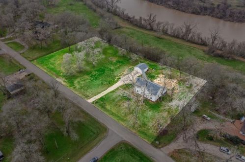 1635 Pony Ln, Wallis, TX 77485-9485