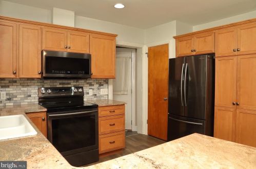 59 Pilgrim Dr, Lancaster PA  17603-6450 exterior