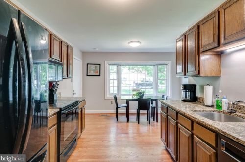 2333 Rosedown Dr, Herndon VA  20191-1631 exterior
