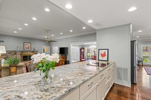 6127 Dilbeck Ln, Dallas TX  75240-5350 exterior