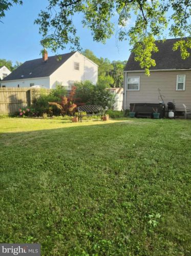 37 Longwood Dr, Trenton NJ 08620-2415 exterior