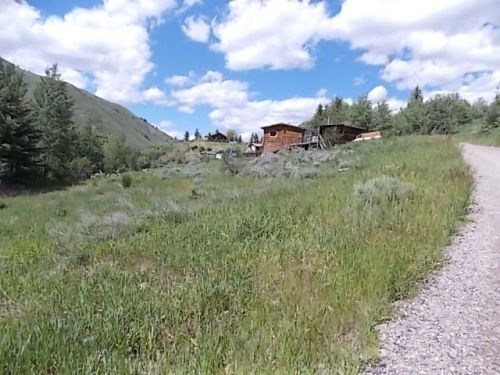 10900 Dora St, Jackson, WY 83001-8945