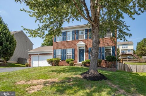 5876 Moonbeam Dr, Woodbridge, VA 22193-6009