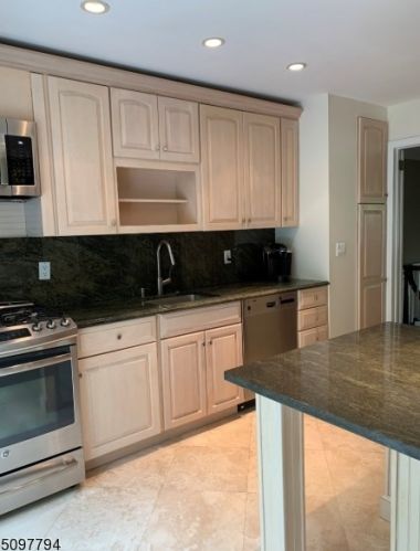 80 Woodland Rd, Millington, NJ 07946-1723
