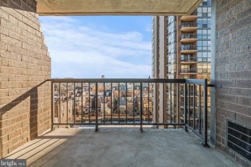 233 6th St, Philadelphia PA  19106-3768 exterior