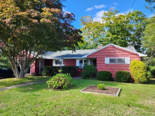 41 Wintergreen Dr, Quaker Hill, CT 06375-1437