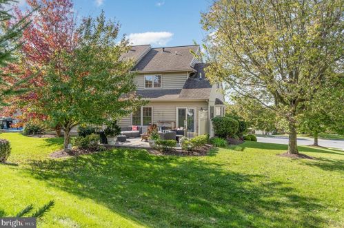 691 Royal View Dr, Lancaster PA  17601-2874 exterior