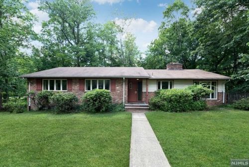 56 Pinehill Dr, Upper Saddle River, NJ 07458-1926