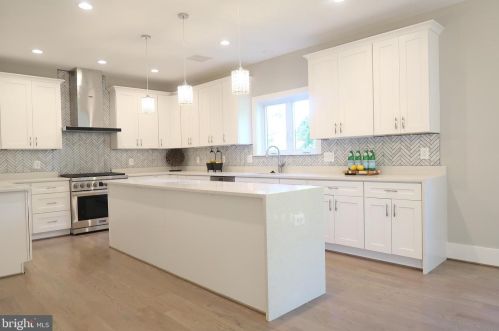 7016 Ridgeway Dr, Springfield VA  22150-3028 exterior