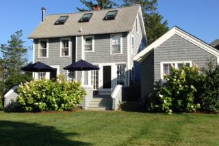 8 Vineyard Ave, Guilford, CT 06437-3235