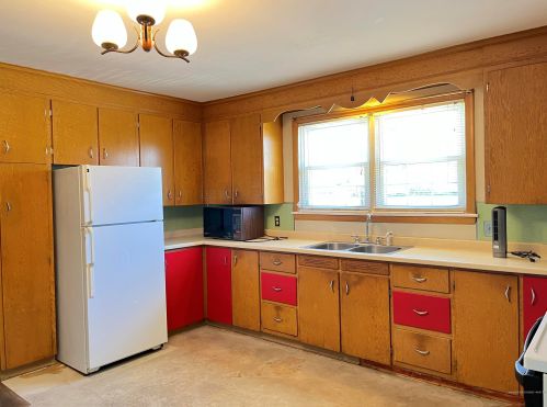 18 Sherbrooke Ave, Lewiston, ME 04240-3618