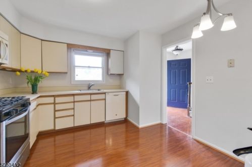74 Sunrise Dr, Gillette, NJ 07933-1939