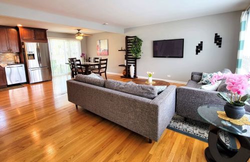 3 Mill Rd, Addison, IL 60101-3256