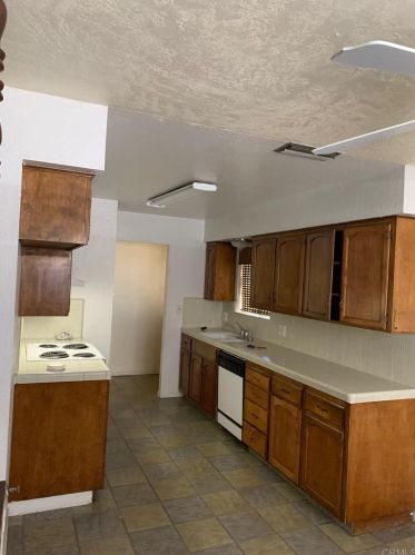 113 Clemmensen Ave, Madera, CA 93637-5403
