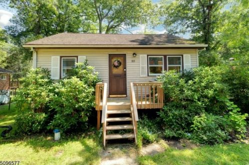 105 Wellesley Trl, Hopatcong, NJ 07843-1122