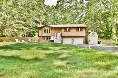52 Pine Tree Ln, West Greenwich, RI 02817-1575