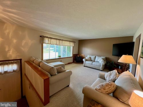 6 Friar Rd, York, PA 17408-9419