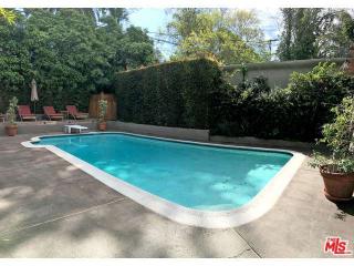 3252 Oakshire Dr, Los Angeles CA  90068-1745 exterior
