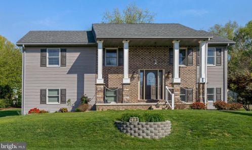 200 Roosevelt Cir, Ephrata, PA 17522-9651