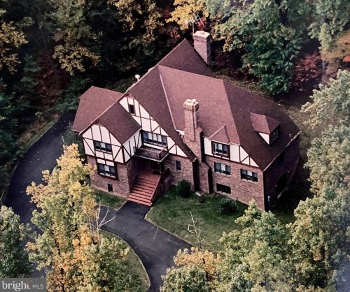 16001 Amina Dr, Burtonsville, MD 20866-1039