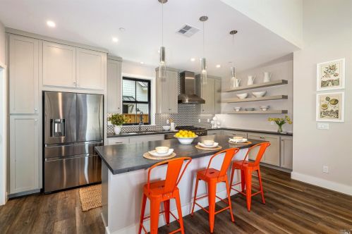 109 Kennedy Ln, Healdsburg, CA 95448-4008