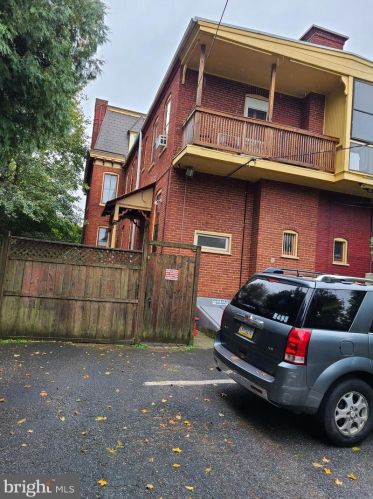 913 King St, Lancaster PA  17602-3223 exterior