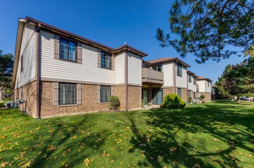 4221 Pheasant Trail Ct, Arlington Hts IL  19118-7933 exterior