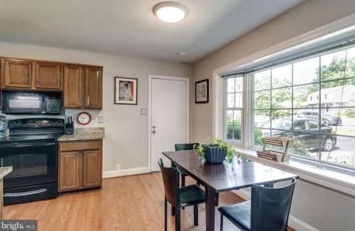 2333 Rosedown Dr, Herndon VA  20191-1631 exterior
