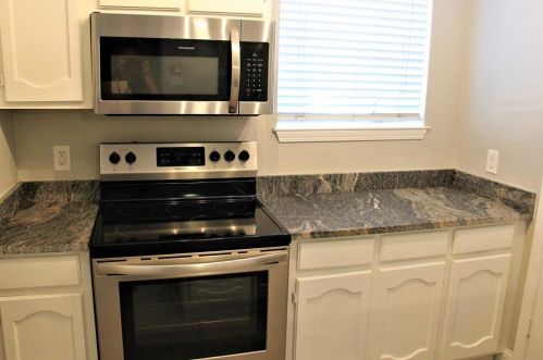 1433 Meadowood Village Dr, Fort Worth TX  76120-4702 exterior
