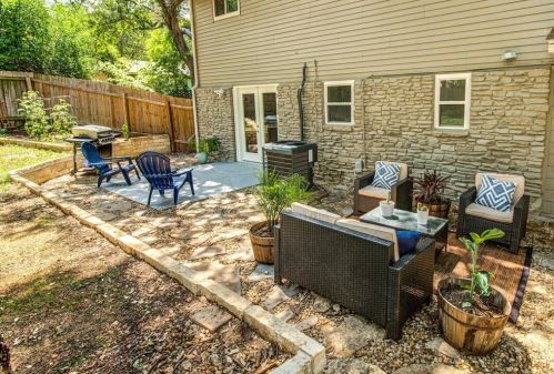 5205 Buffalo Pass, Austin TX  78745-2703 exterior