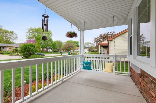 930 Shady Grove Ln, Buffalo Grove, IL 60089-1429