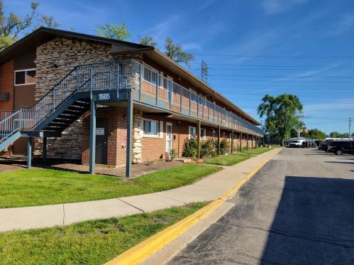 1505 Canford Cliffs Dr, Mount Prospect, IL 60056-4851