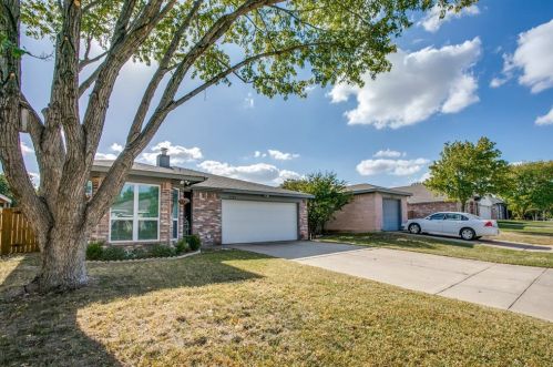 5729 Stone Meadow Ln, Fort Worth TX  76179-3739 exterior