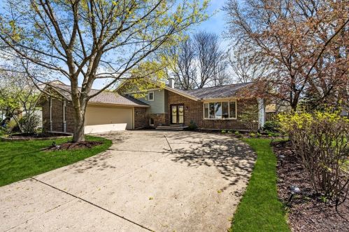 106 Whispering Hills Dr, Naperville, IL 60540-4034