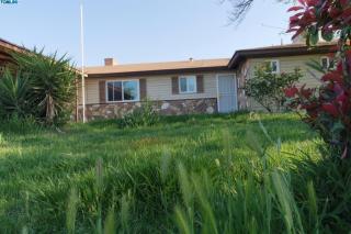 395 Spruce Ave, Lemoore, CA 93245-2052