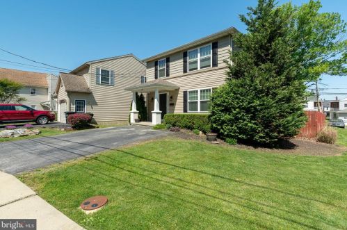 239 Railroad Ave, Ephrata PA  17522-2327 exterior