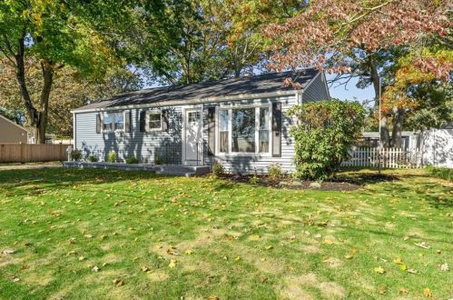79 Grotto Ave, Warwick, RI 02888-3917
