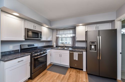 60 Stratford Rd, Boulder Hill, IL 60538-2425