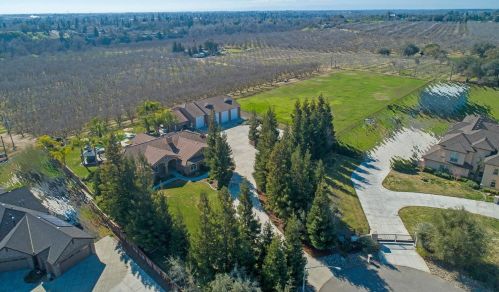 10101 Oaks Ct, Valley Home, CA 95361-2252