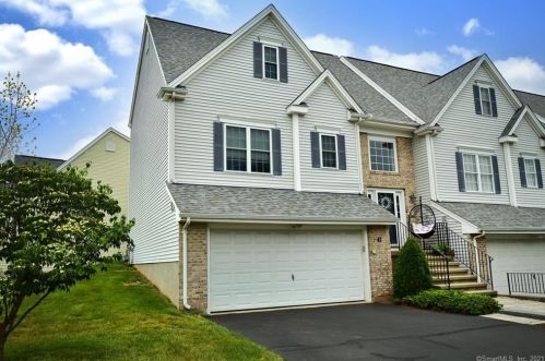 41 Cobblestone Ct, Hartford, CT 06111-5150
