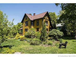 12 Prospect St, Chester CT  06412-1318 exterior