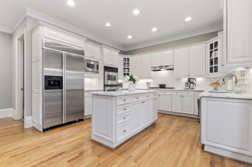 304 Frst Vly Ct, Atlanta GA  30342-2353 exterior