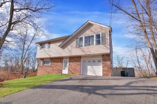 8 Rollins Trl, Hopatcong, NJ 07843-1734